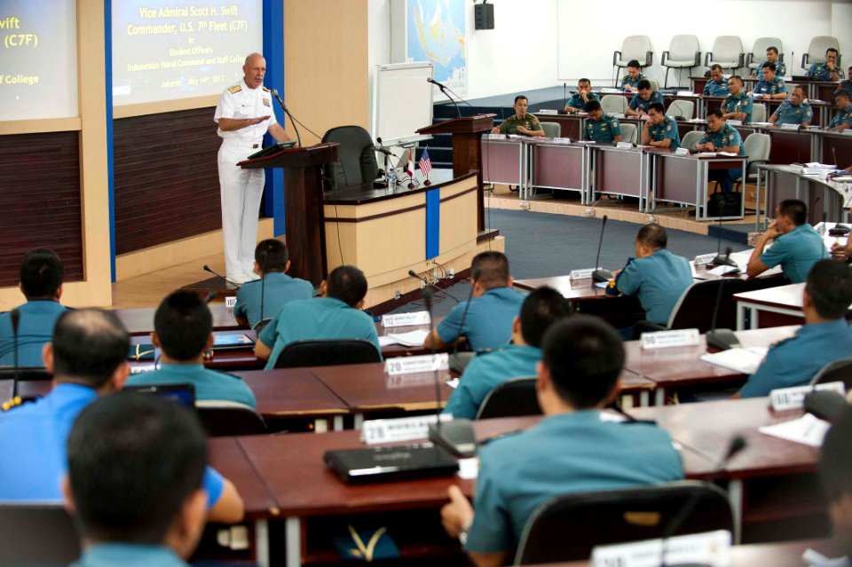 US 7th Fleet commander visits Indonesian navy headquarters and college 120514-N-CZ945-242