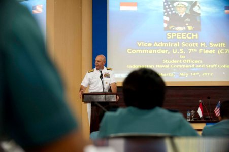 US 7th Fleet commander visits Indonesian navy headquarters and college 120514-N-CZ945-146