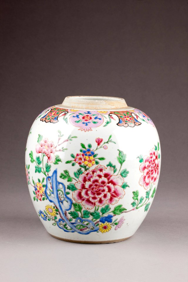 Urna i porslin, gjord i Kina under Qing dynastin 1735-1795 - Hallwylska museet - 95652