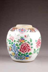 Urna i porslin, gjord i Kina under Qing dynastin 1735-1795 - Hallwylska museet - 95652 photo