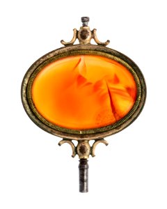 Urnyckel av pinsback med karneol, 1800-tal - Hallwylska museet - 110393
