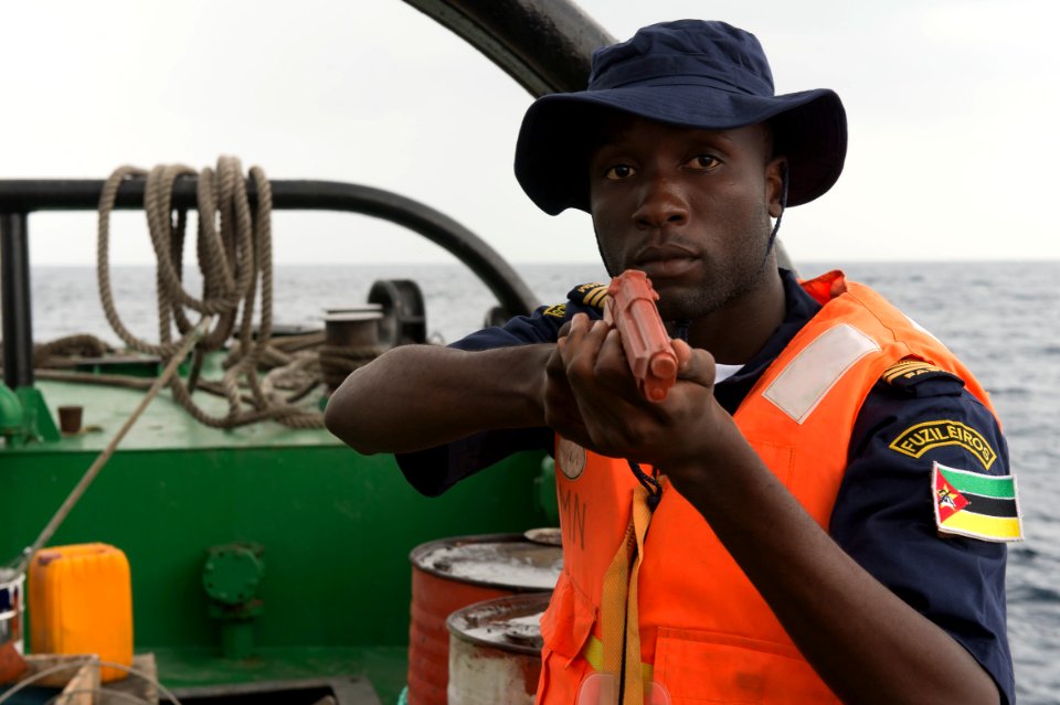 US and Mozambique boarding parties train together (32669867426)