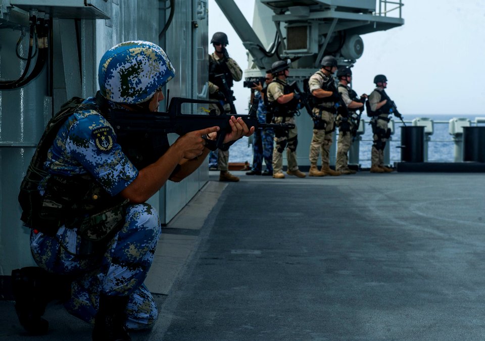 US and Chinese military MIO exercise 130825-N-OM642-113
