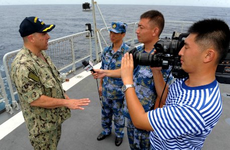 US and Chinese military MIO exercise 130825-N-OM642-374