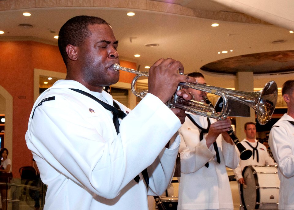 US 7th Fleet band visits mall in Bangkok 120528-N-TC096-706