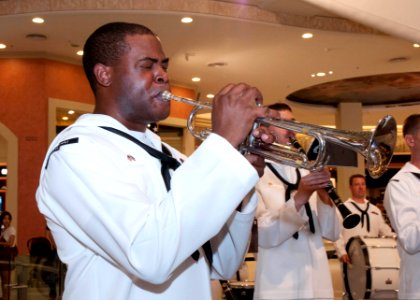 US 7th Fleet band visits mall in Bangkok 120528-N-TC096-706