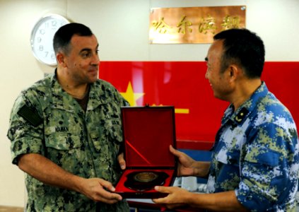 US and Chinese military MIO exercise 130825-N-OM642-268
