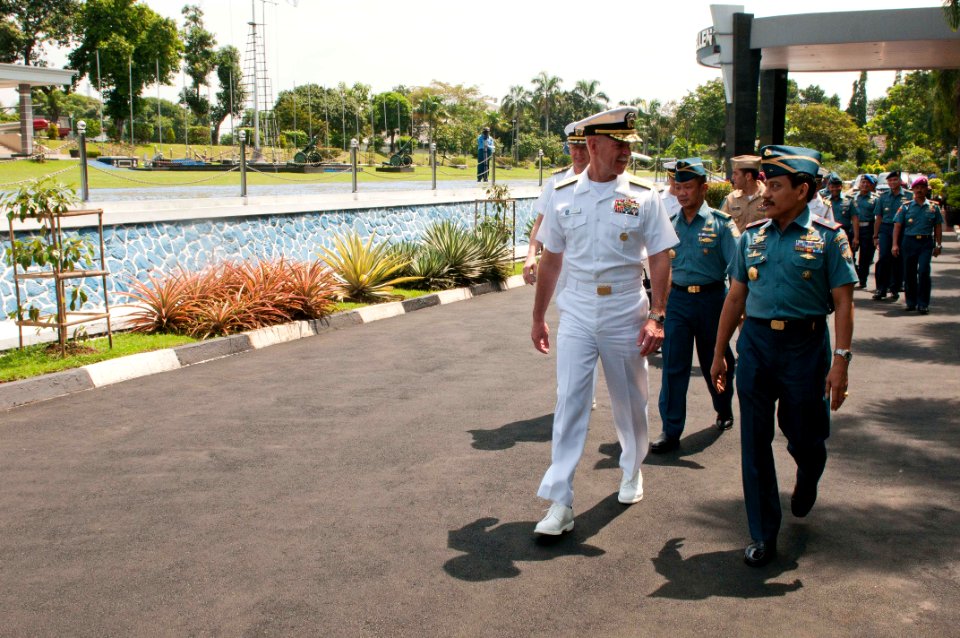 US 7th Fleet commander visits Indonesian navy headquarters and college 120514-N-CZ945-520