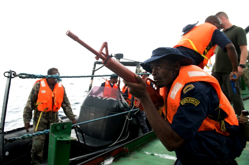 US and Mozambique boarding parties train together (170204-N-FQ994-127 (31897400313)