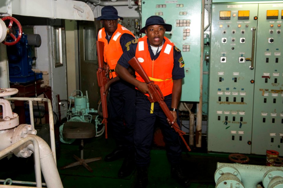 US and Mozambique boarding parties train together (32686287066)