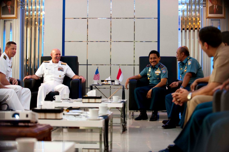 US 7th Fleet commander visits Indonesian navy headquarters and college 120514-N-CZ945-111