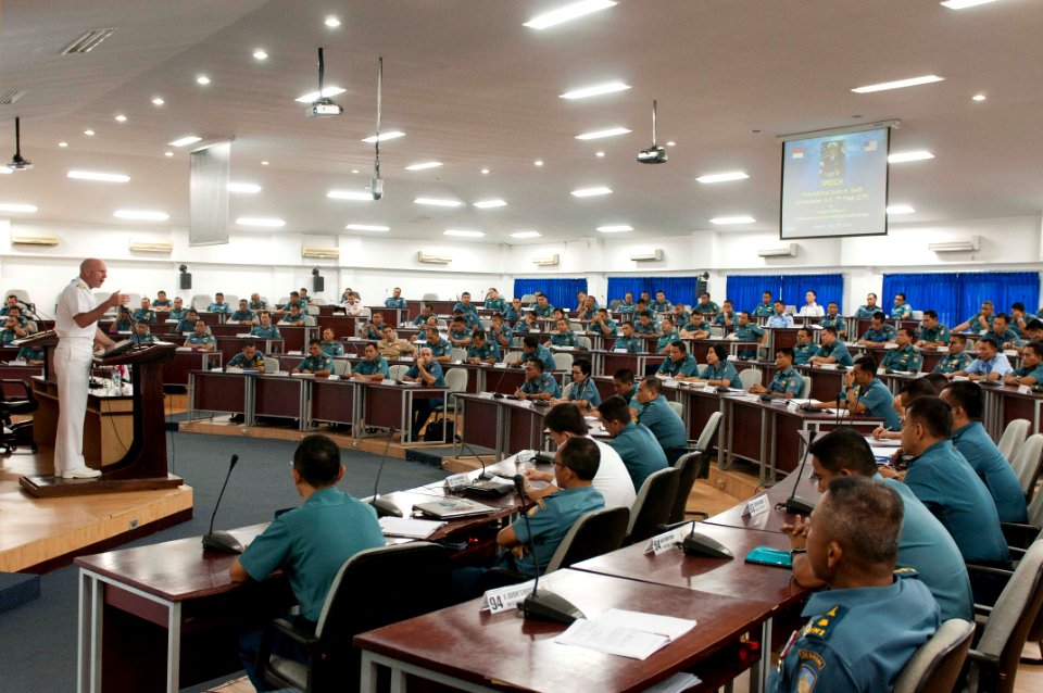 US 7th Fleet commander visits Indonesian navy headquarters and college 120514-N-CZ945-600