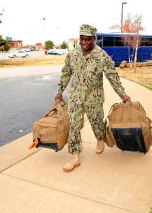 US Fleet Forces Command master chief meets with Sailors completing 21-day controlled monitoring period 141204-N-NN233-019