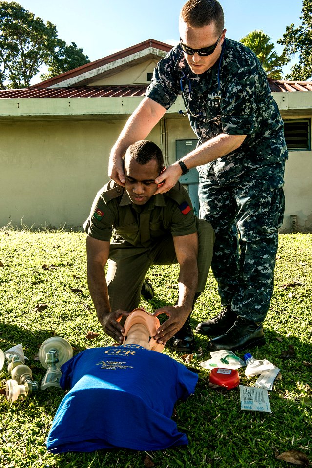 US military works with Fijian military forces to improve healthcare capabilities during Pacific Partnership 2015 150608-N-TQ272-133
