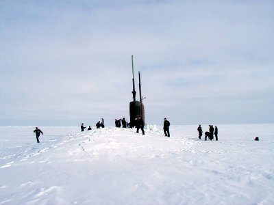 US Navy 010605-N-0000X-003 The Los Angeles-class fast attack submarine USS Scranton (SSN 756) breaks through the Arctic ice