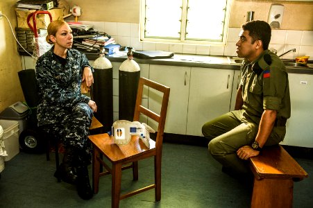 US military works with Fijian military forces to improve healthcare capabilities during Pacific Partnership 2015 150608-N-TQ272-097
