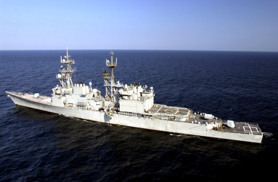 US Navy 001112-N-2147W-029 USS Fletcher (DD 992) underway