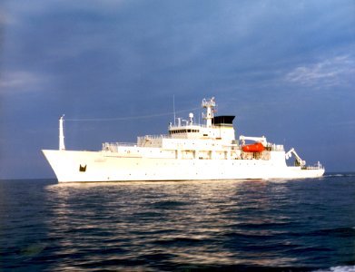 US Navy 010406-N-0000X-001 USNS Bowditch Oceanographic Survey Ship