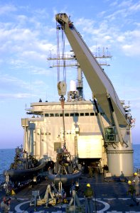 US Navy 020115-N-8421M-084 SBU-20 deployes RHIB from HMAS Kanimbla