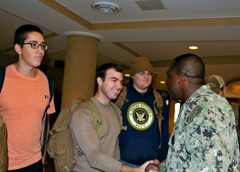 US Fleet Forces Command master chief meets with Sailors completing 21-day controlled monitoring period 141204-N-NN233-015