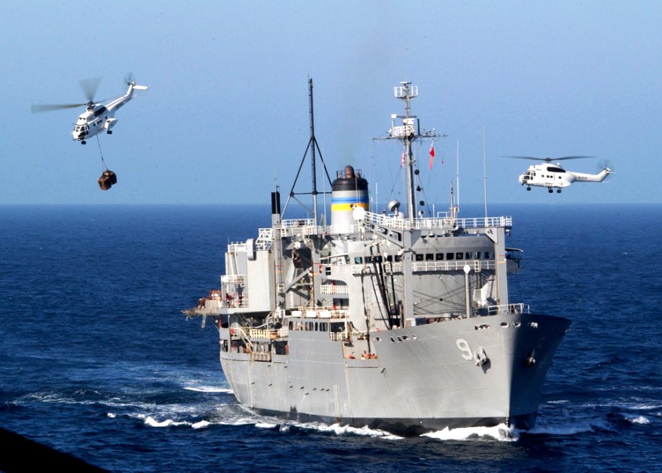 US Navy 020224-N-6492H-513 Military Sealift Command VERTREP