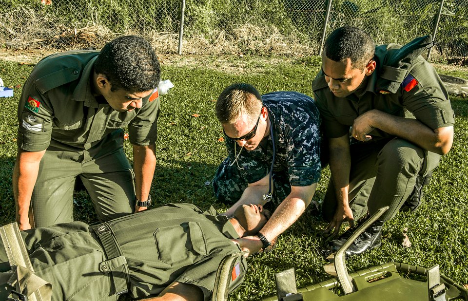 US military works with Fijian military forces to improve healthcare capabilities during Pacific Partnership 2015 150608-N-TQ272-184