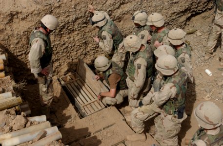 US Navy 020220-N-3236B-028 Explosive Ordnance Disposal (EOD) Technicians