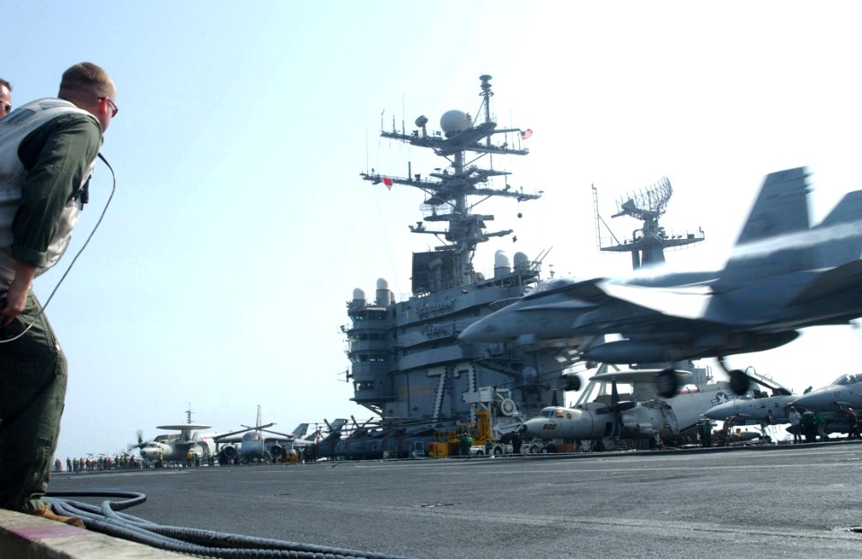 US Navy 020726-N-2329T-001 Air Wing LSO monitors F-A-18 carrier landing