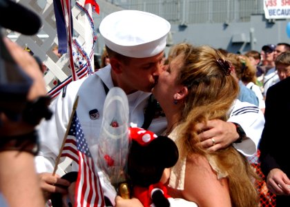 US Navy 020420-N-4374S-505 Naval Station Norfolk - Homecoming LPD 12