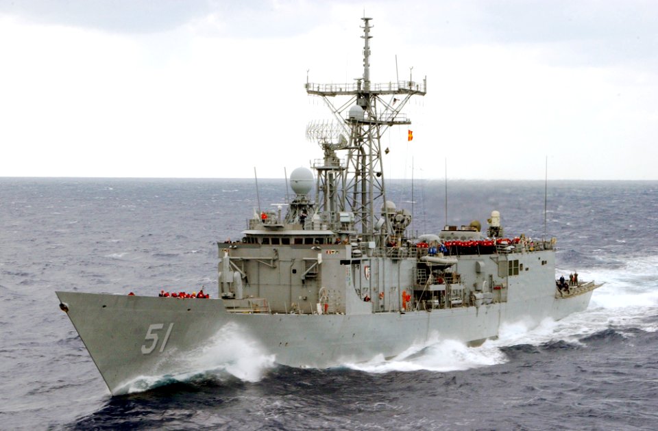 US Navy 021105-N-1810F-003 USS Gary (FFG 51) underway