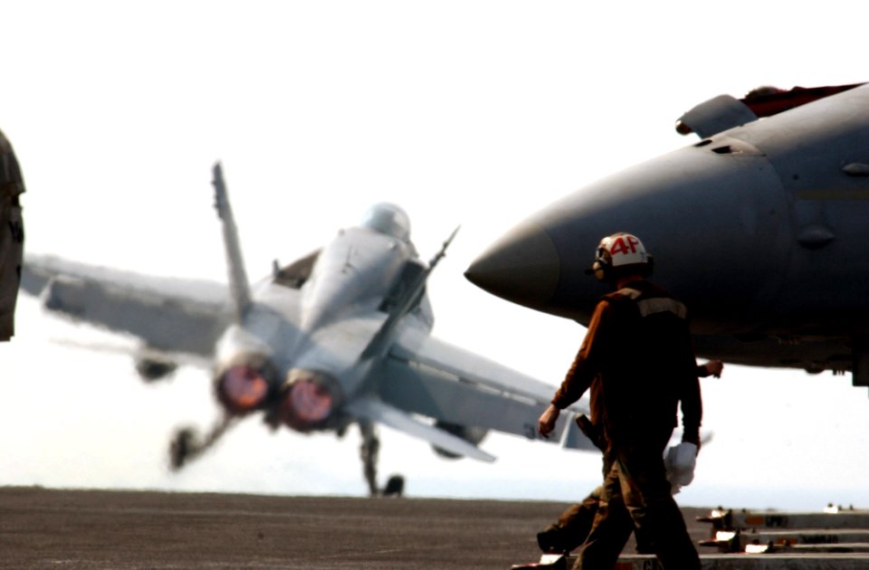 US Navy 021030-N-4309A-005 Super Hornet launch