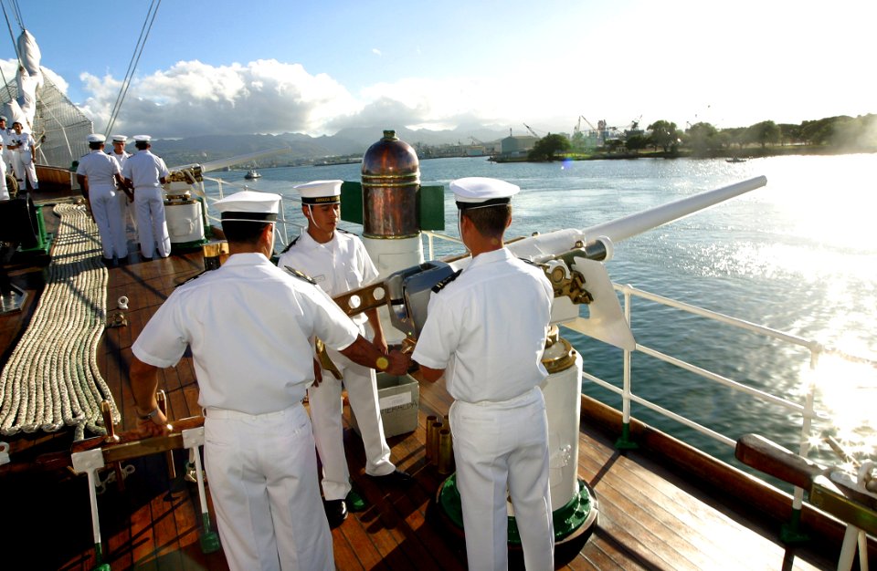 US Navy 021101-N-3228G-003 Chilean training ship Esmeralda (BE 43)