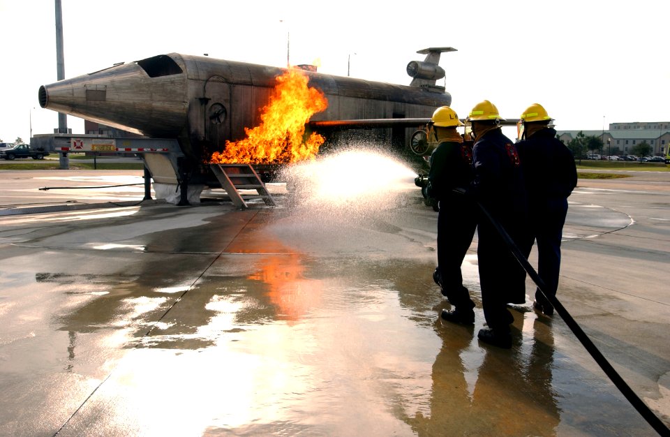 US Navy 021113-N-5862D-002 Firefighting training