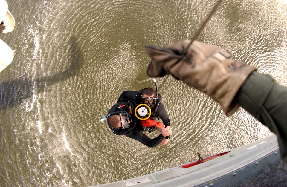US Navy 021106-N-5862D-008 Rescue Swimmer School training