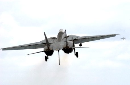 US Navy 021109-N-1810F-022 F-14 Tomcat returns to the sky after missing arresting wire