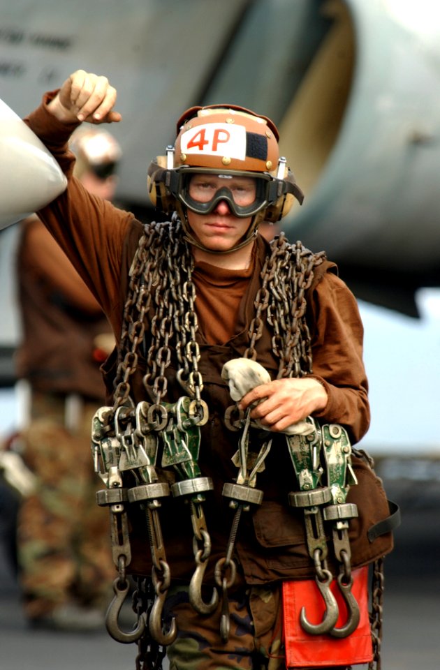 US Navy 021102-N-4309A-001 plane captain