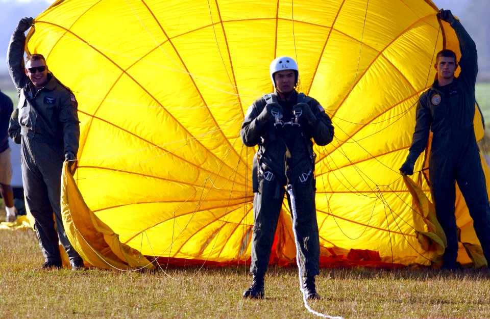 US Navy 021106-N-5862D-005 Naval survival parachut training