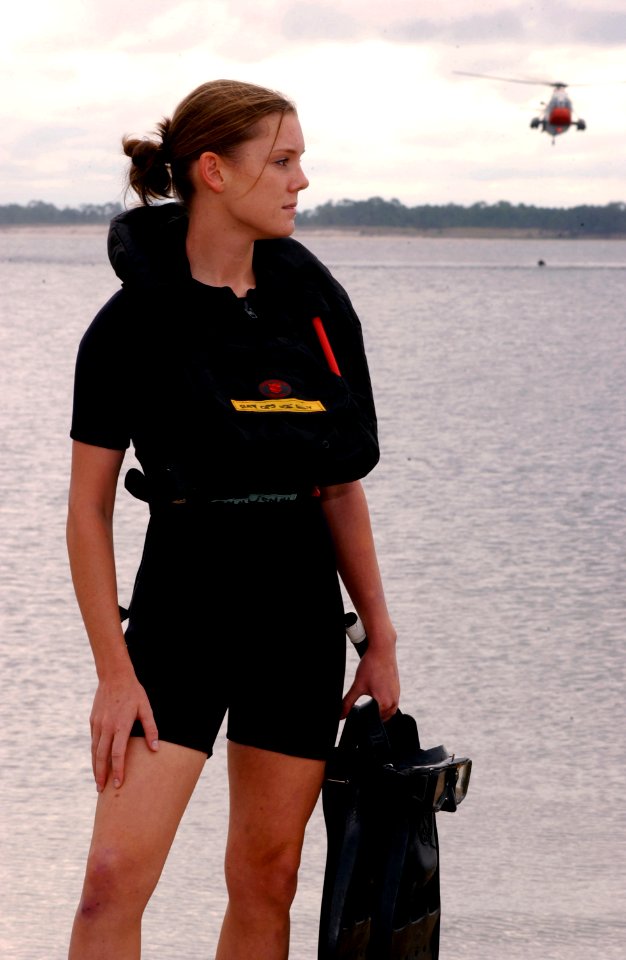 US Navy 021115-N-5862D-004 U.S. Navy rescue swimmer