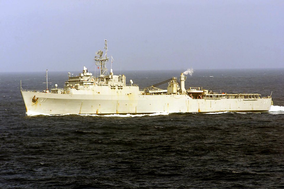 US Navy 030126-N-5027S-006 USS Portland (LSD-37)