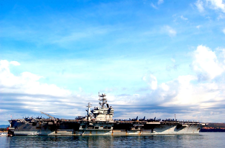 US Navy 021029-F-1443F-026 USS George Washington (CVN 73)