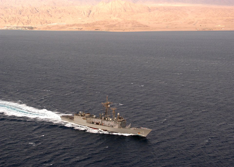 US Navy 030604-N-2819P-174 USS Vandegrift (FFG 48) steams in the Gulf of Aqaba