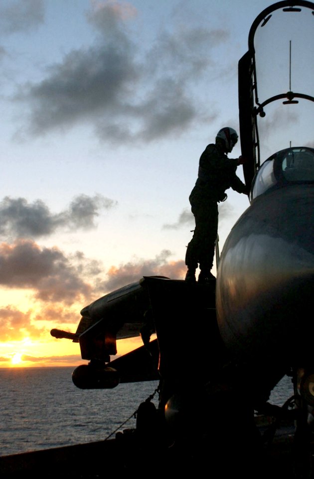 US Navy 021205-N-1810F-008 last minute checks