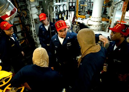 US Navy 030314-N-4048T-044 The Engineering Training Team (ETT) instructor provides feedback to watch standers in one of the main machinery spaces aboard the amphibious assault ship USS Kearsarge (LHD 3)