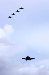US Navy 030923-N-6536T-001 An F-A-18E Super Hornet makes its approach