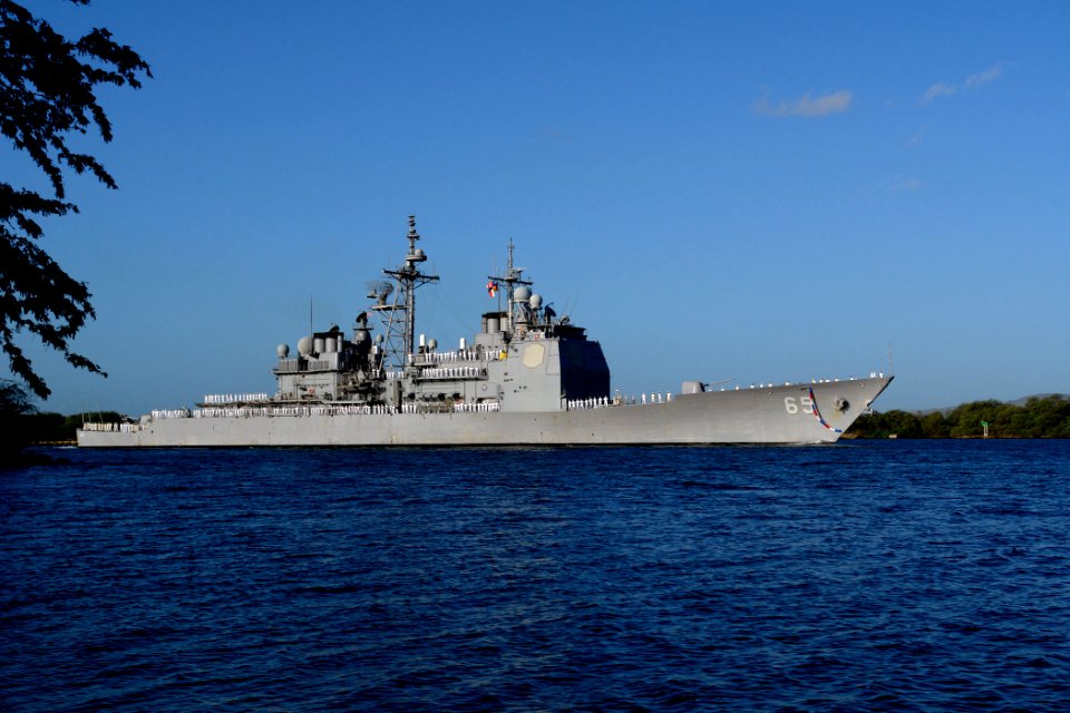 US Navy 060109-N-9643K-001 The guided missile cruiser USS Chosin (CG 65) returns to Pearl Harbor