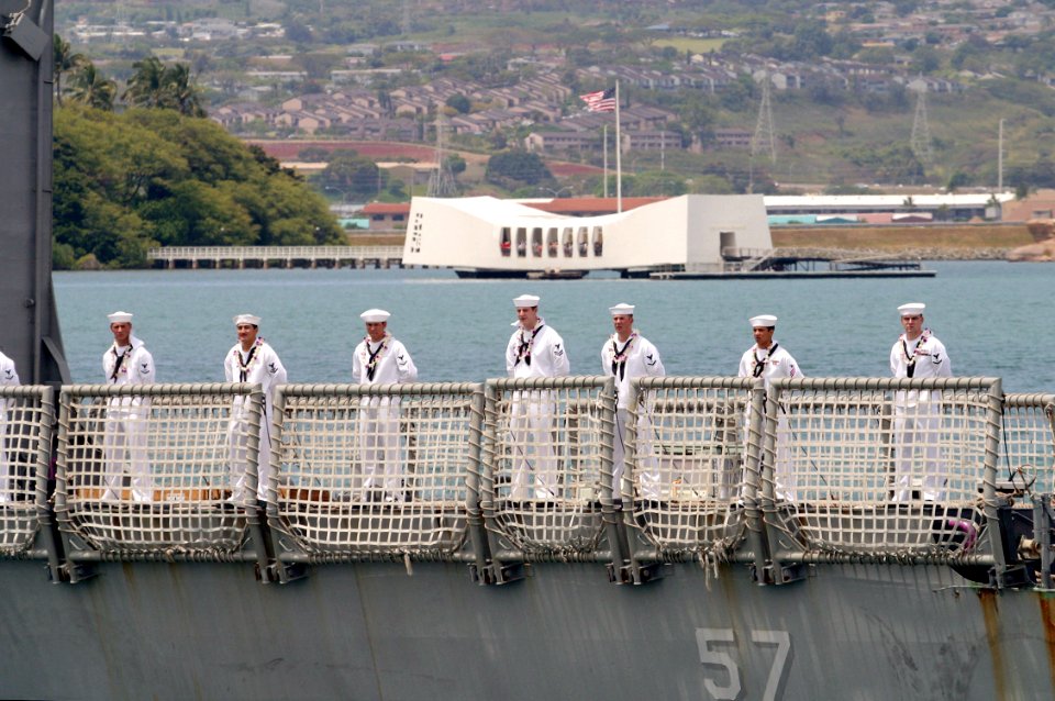 US Navy 030427-N-3228G-001 Sailors man the rails aboard the Oliver Hazard Perry class guided missile frigate USS Reuben James (FFG 57)