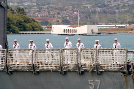 US Navy 030427-N-3228G-001 Sailors man the rails aboard the Oliver Hazard Perry class guided missile frigate USS Reuben James (FFG 57)