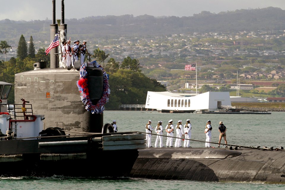 US Navy 030424-N-3228G-010 The Los Angeles class attack submarine USS Cheyenne (SSN 773) returns to Pearl Harbor after nearly nine months at sea