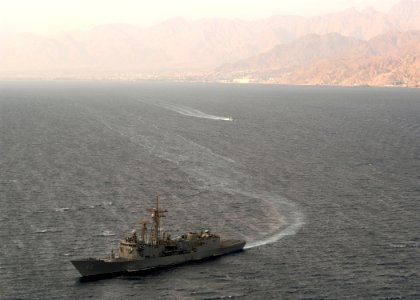 US Navy 030604-N-2819P-211 USS Vandegrift (FFG 48) steams in the Gulf of Aqaba