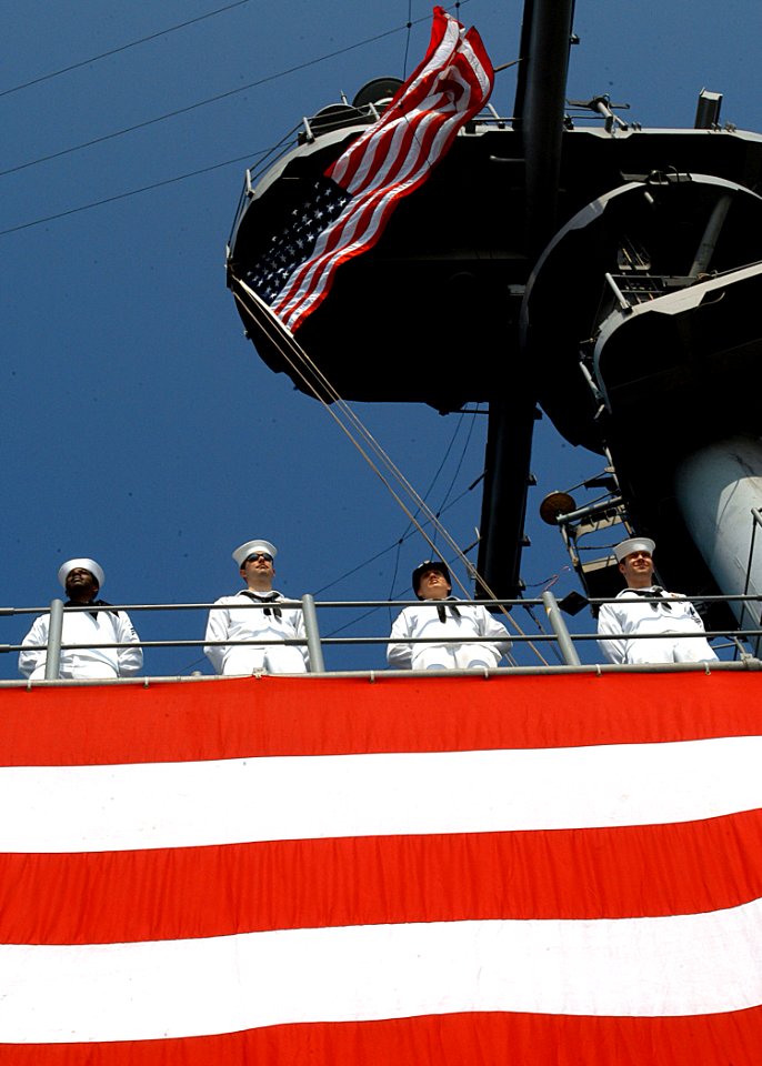US Navy 030630-N-4048T-025 Sailors man the rails as USS Kearsarge (LHD 3) pulls in to Naval Station Norfolk